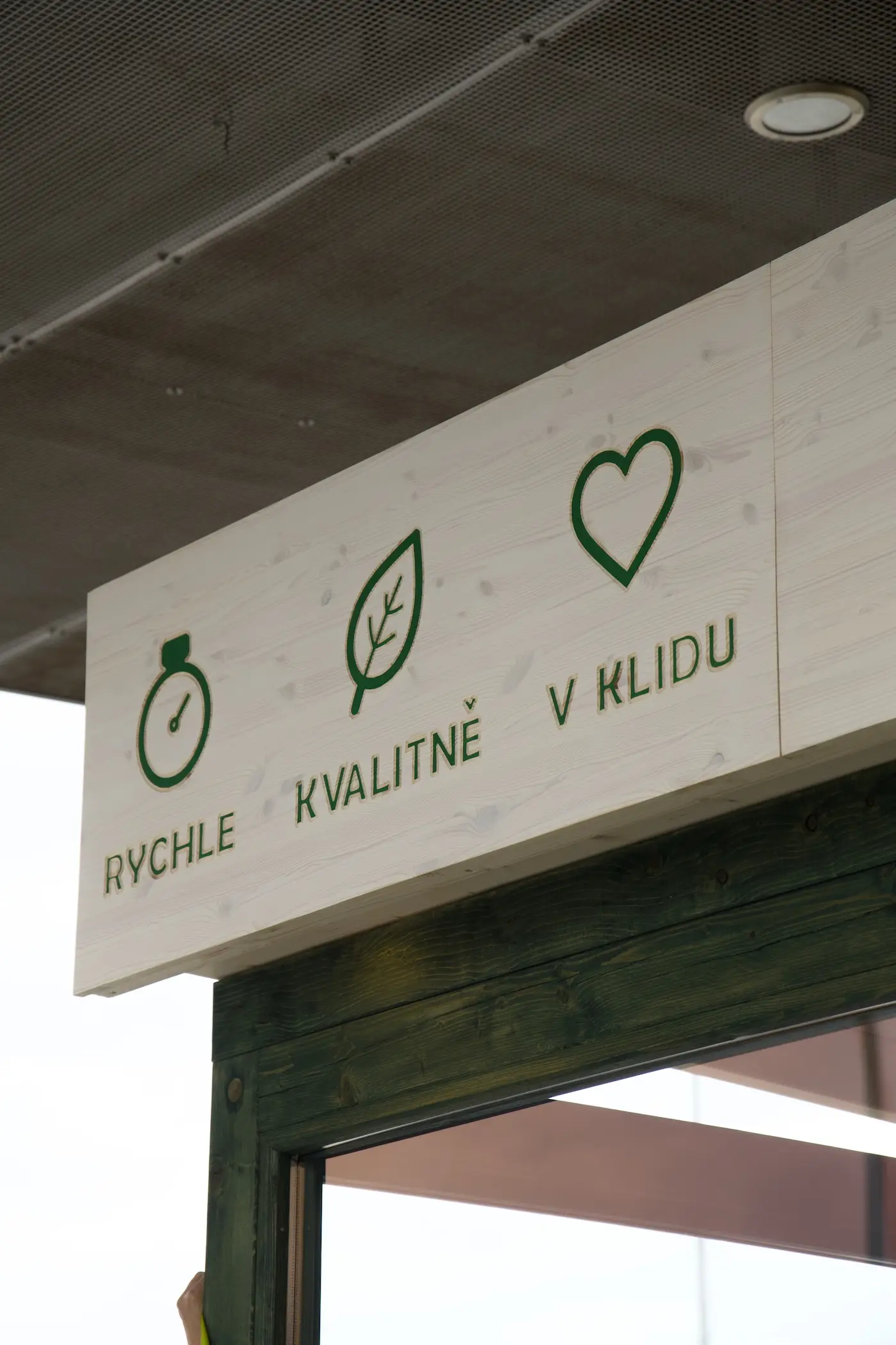 Detail nápisu na prodejně Lokálka