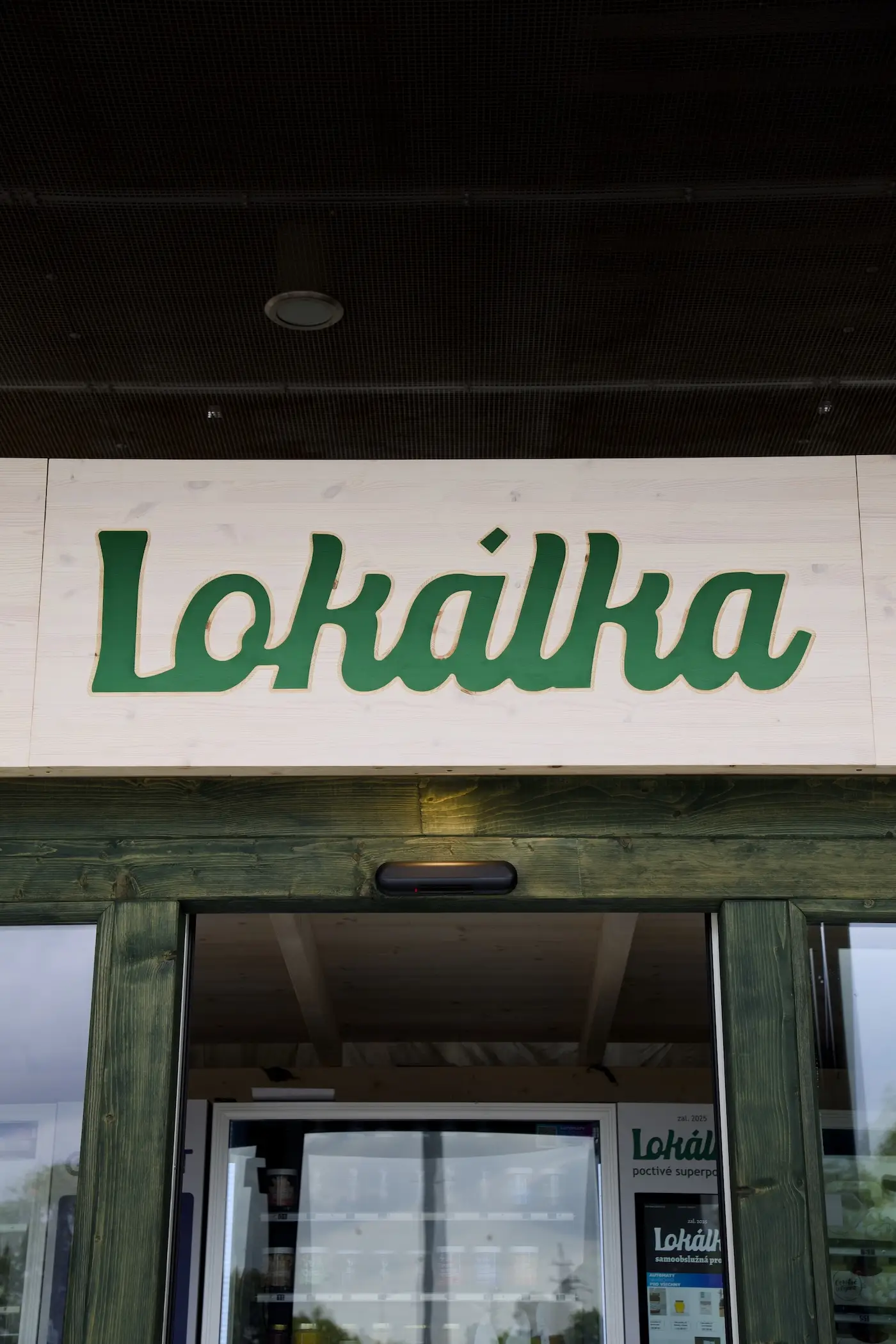 Logo Lokálky nad vstupem
