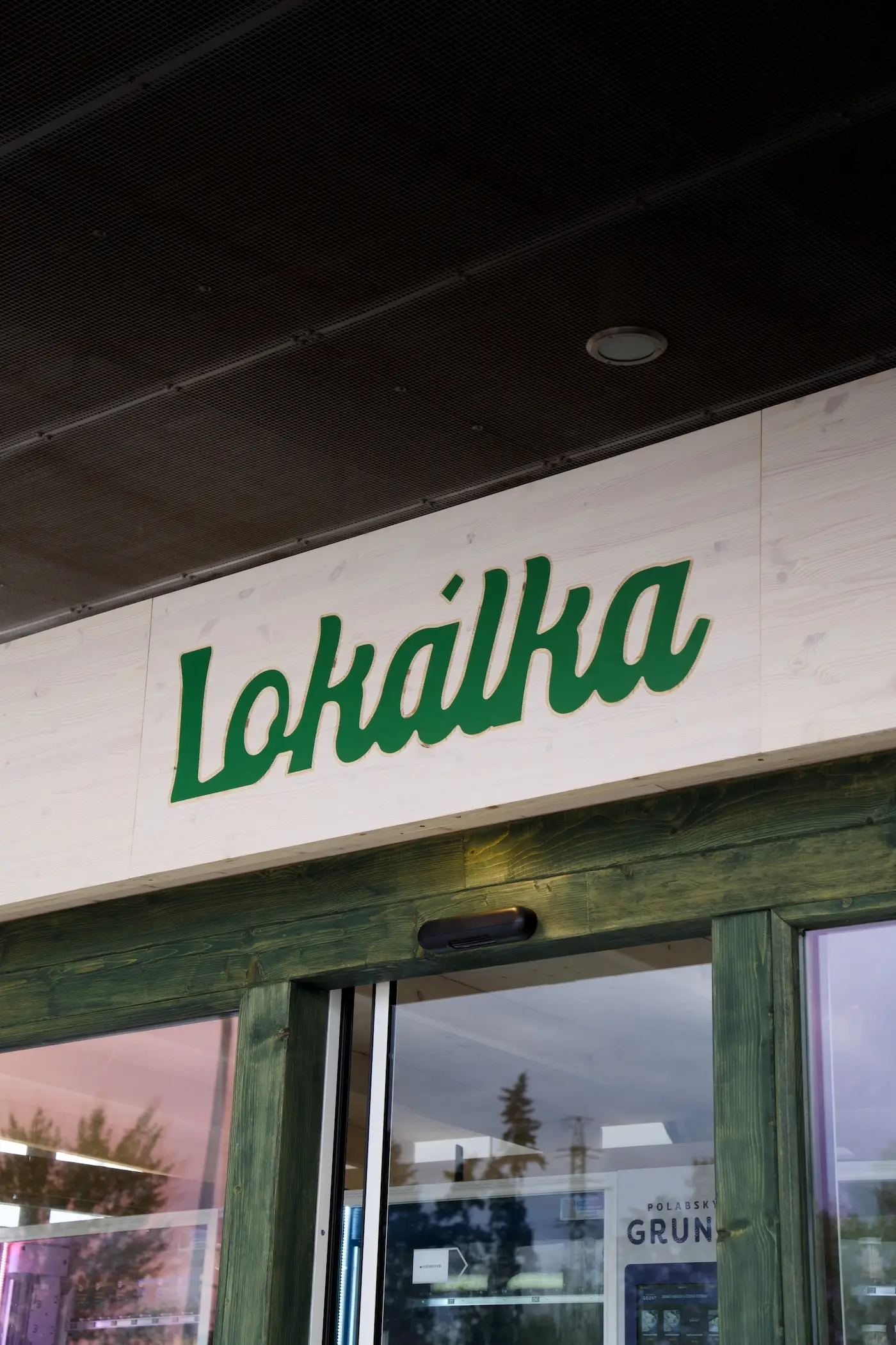 Vstup do prodejny Lokálka