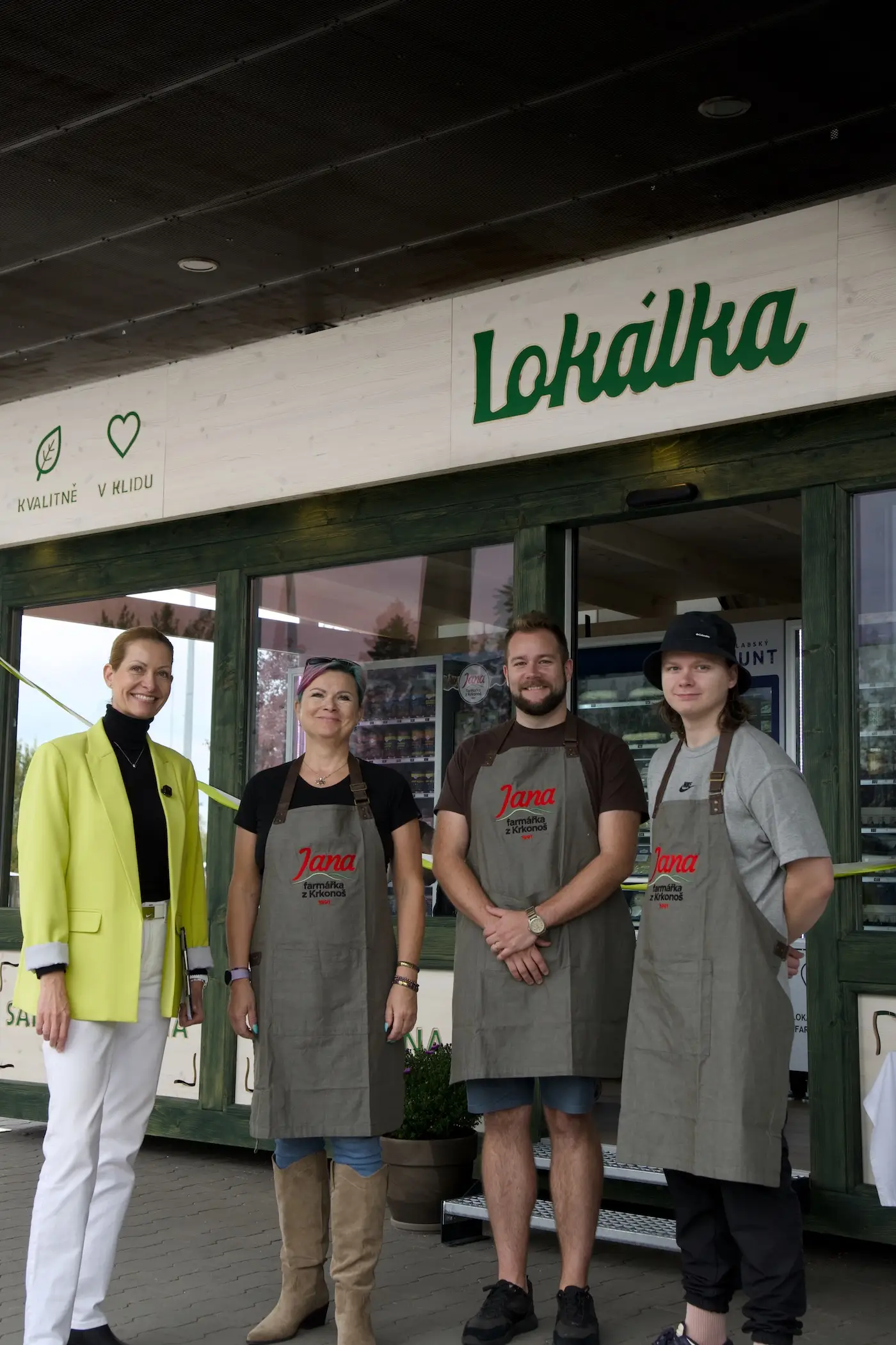 Hosté před prodejnou Lokálka