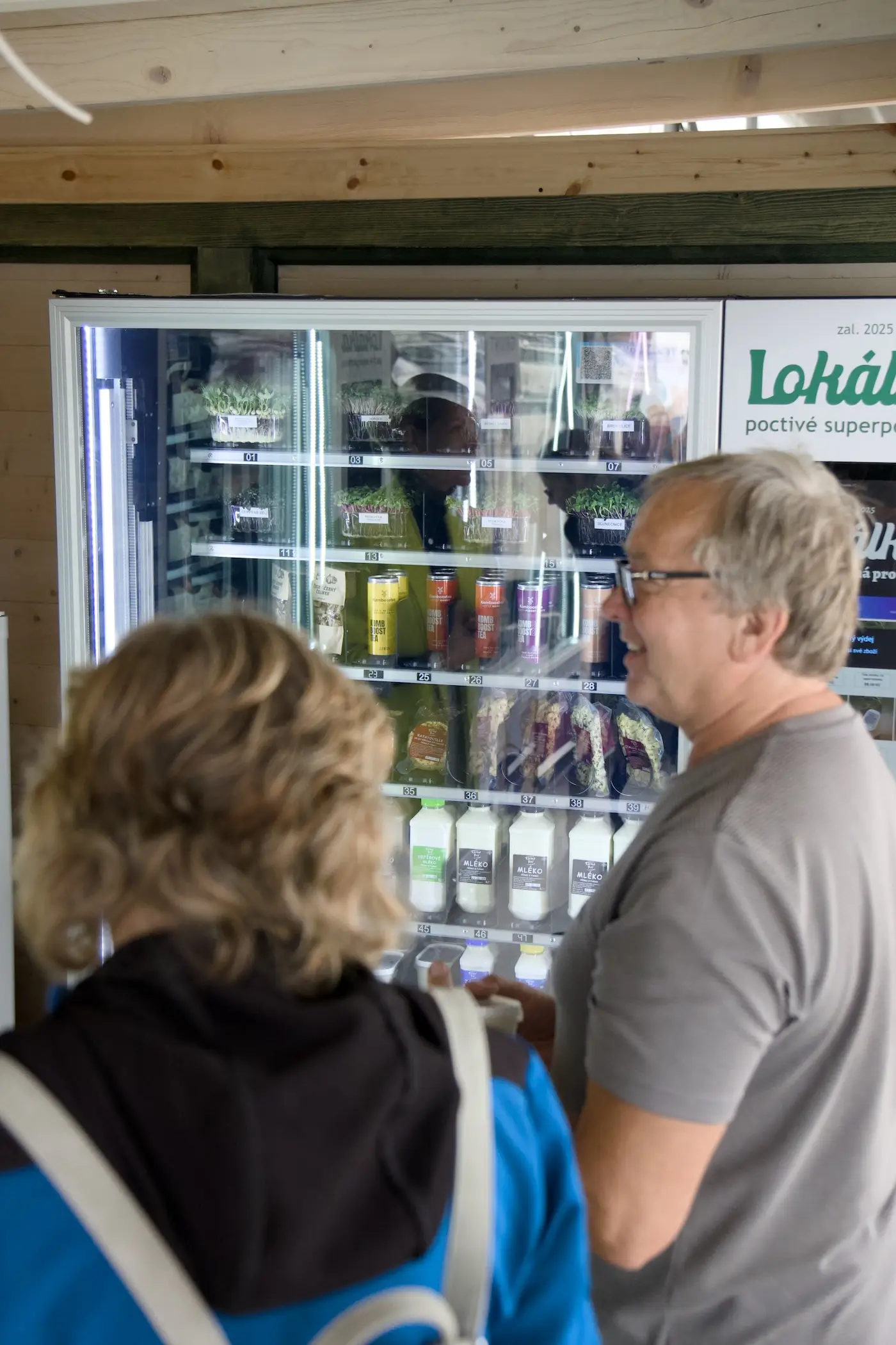 Zákazníci u automatu s potravinami
